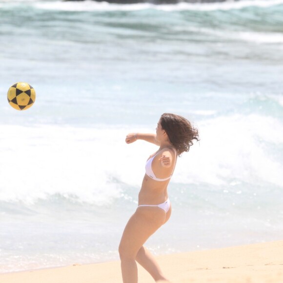 Mel Maia praticou exercícios na Praia do Leblon, Zona Sul do Rio de Janeiro