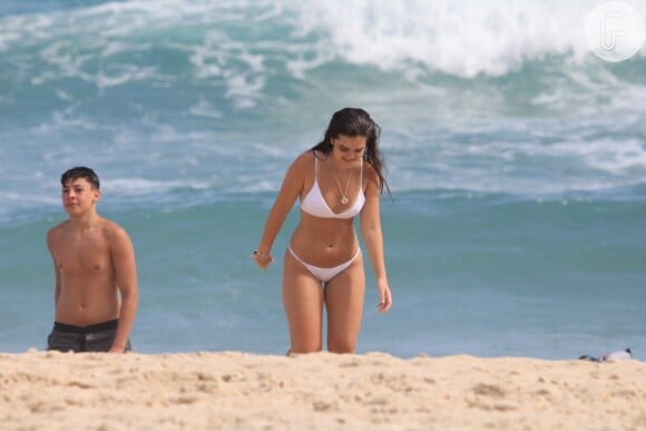 Mel Maia apareceu de biquíni branco em uma praia no Rio de Janeiro
