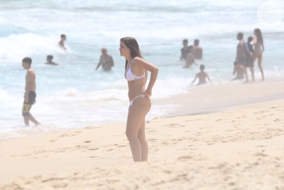 Mel Maia arrumou o biquíni para não mostrar demais em praia