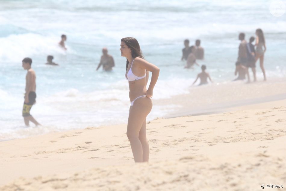 Mel Maia joga futevôlei e mostra habilidade no esporte em praia do Rio. 