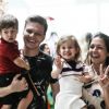 Filha de Thais Fersoza e Michel Teló, Melinda roubou a cena ao acenar para fotógrafo durante passeio com os pais e o irmão, Teodoro, em shopping do Rio de Janeiro
