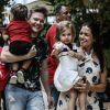 Filha de Thais Fersoza e Michel Teló, Melinda brincou com fotógrafo em passeio com os pais
