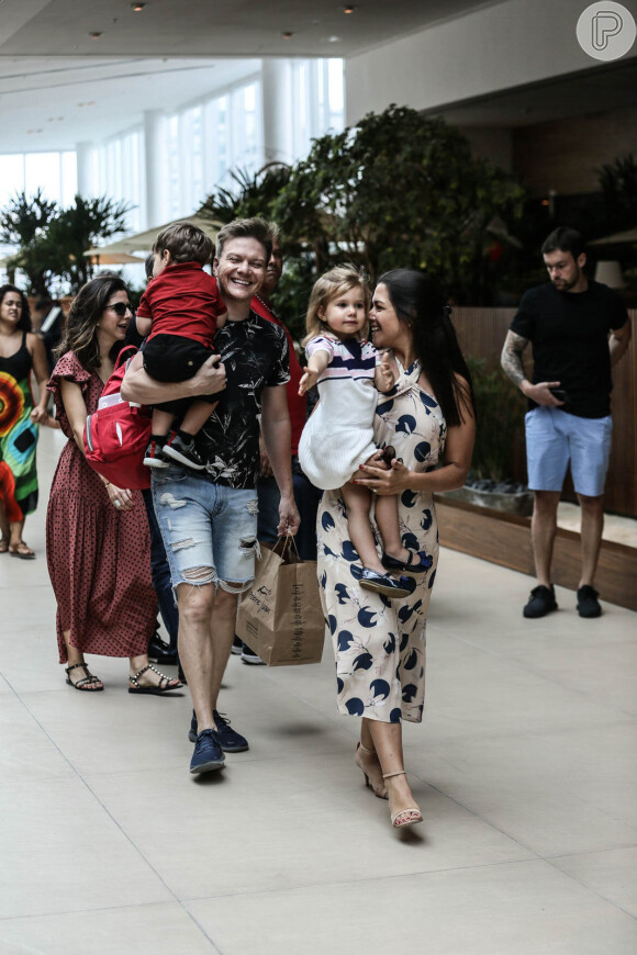 Thais Fersoza e Michel Teló fizeram compras com os filhos, Melinda e Teodoro