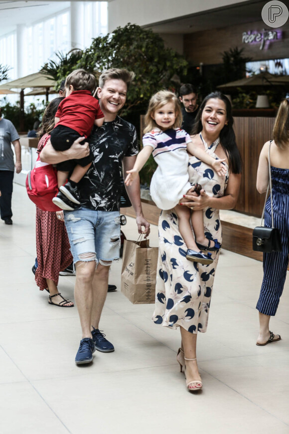 Filha de Thais Fersoza e Michel Teló, Melinda esbanjou fofura em passeio com os pais e o irmão, Teodoro, em shopping do Rio de Janeiro
