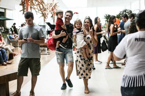 Filha de Thais Fersoza e Michel Teló, Melinda foi incentivada pela mãe para acenar para fotógrafo durante dia de compras em shopping