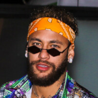 Neymar usa fantasia hippie em festa de aniversário temática de Gabriel Medina