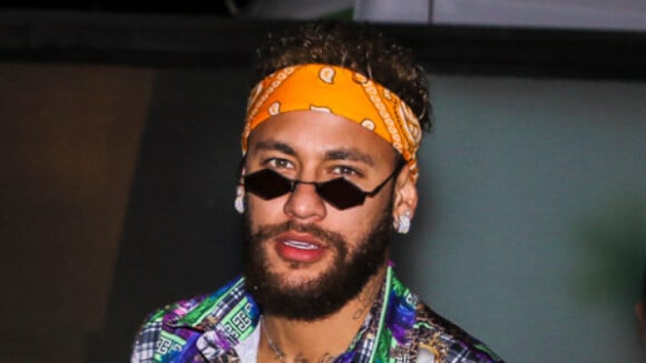 Neymar usa fantasia hippie em festa de aniversário temática de Gabriel Medina