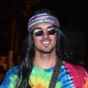 Gabriel Medina comemorou seus 26 anos com festa hippie e não dispensou uma peruca comprida
