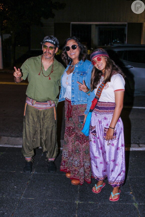Pais e irmã de Gabriel Medina usaram roupas hippie na festa à fantasia do surfista
