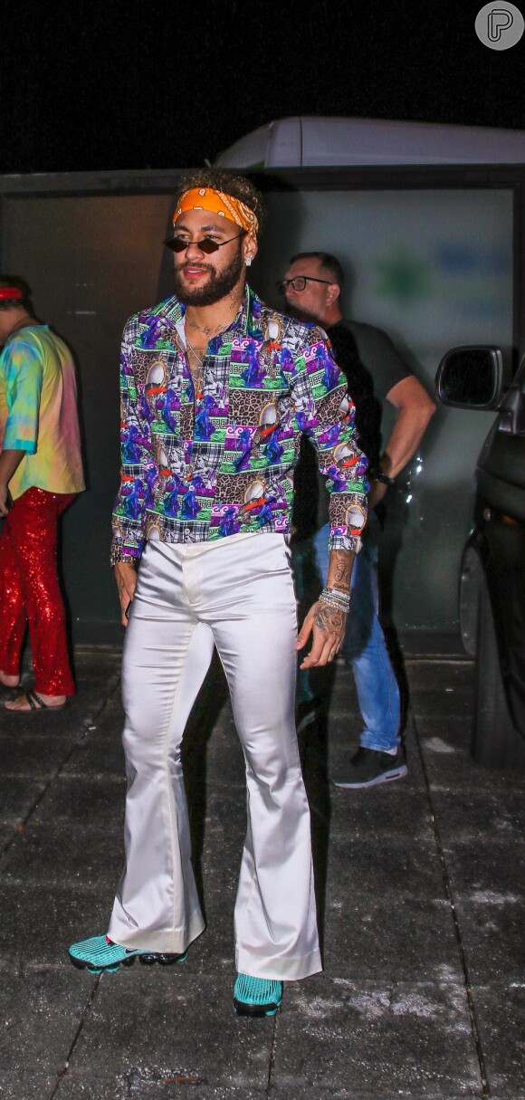 Neymar usou roupa hippie na festa temática de aniversário de Gabriel Medina nesta segunda-feira, 23 de dezembro de 2019