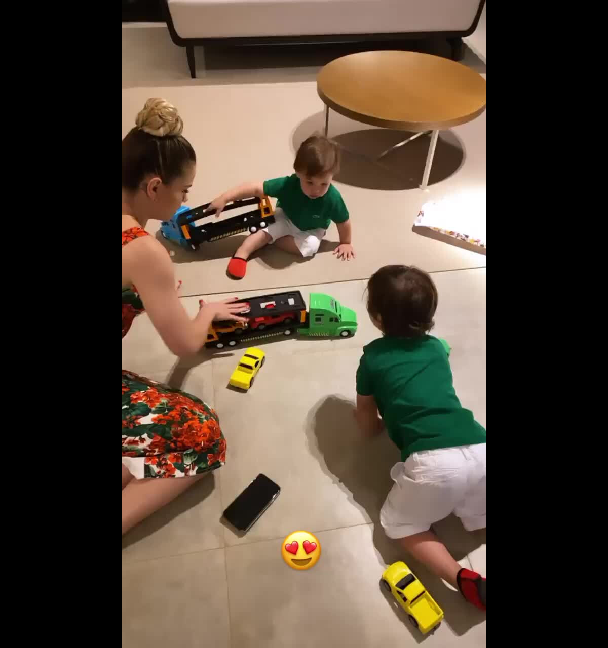 V Deo Filhos De Andressa Suita E Gusttavo Lima Gabriel E Samuel Se Divertiram Com Os Presentes