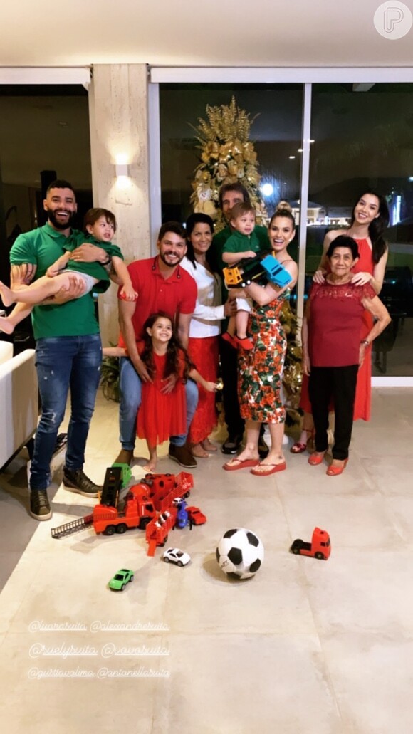 Foto: Compartilhando da mesma paleta de cores, a família de Gusttavo Lima  comemorou o Natal com todos vestidos de vermelho - Purepeople