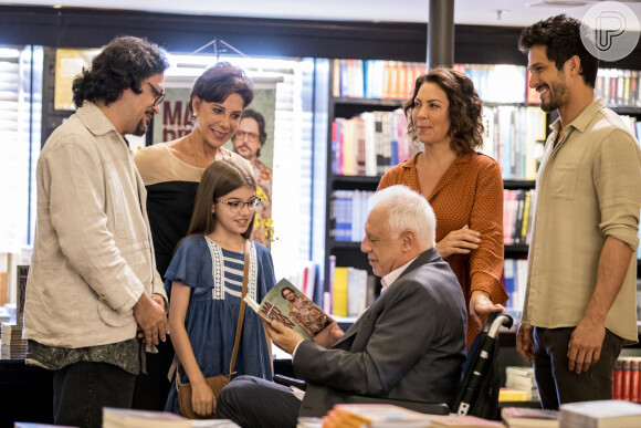 Alberto (Antônio Fagundes) e família são surpreendidos com chegada de Diogo (Armando Babaioff) na novela 'Bom Sucesso'