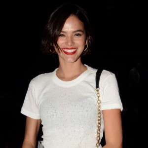 Bruna Marquezine carregou pelas mãos seu aparelho de celular em capa de couro rosa da Apple e airpods chegam à R$ 2 mil