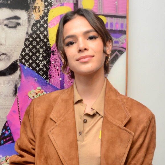 Bruna Marquezine é flagrada com fãs com look estiloso em shopping do Village Mall, na Barra da Tijuca, zona oeste do Rio de Janeiro