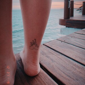 Leonardo Cidade mostra tatuagem em homenagem à Disney feita no tornozelo de Larissa Manoela