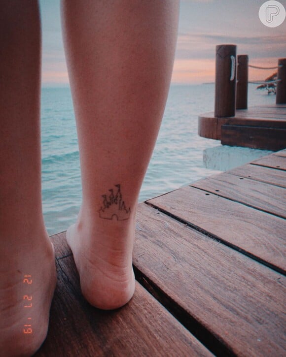 Leonardo Cidade mostra tatuagem em homenagem à Disney feita no tornozelo de Larissa Manoela