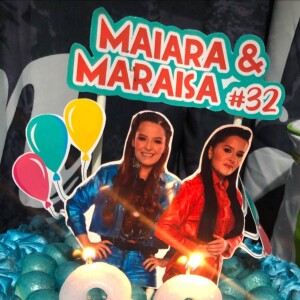 Maiara e Maraísa são surpreendidas com balões coloridos, plaquinhas com o rosto das irmãs e bolo decorado em festa de fãs