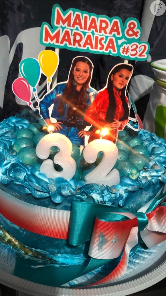 Maiara e Maraísa são surpreendidas com balões coloridos, plaquinhas com o rosto das irmãs e bolo decorado em festa de fãs
