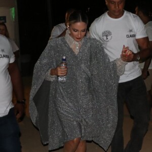 Claudia Leitte elege poncho brilhoso para cobrir roupa antes de show de pré-réveillon neste domingo, dia 29 de dezembro de 2019