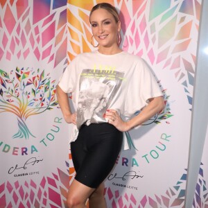 Claudia Leitte recepciona fãs com t-shirt e bermuda ciclista em show de pré-réveillon neste domingo, dia 29 de dezembro de 2019