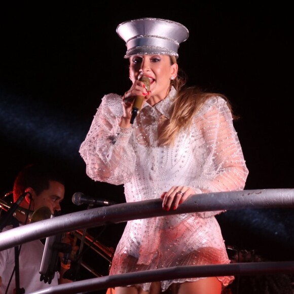 Claudia Leitte usa vestido transparente em show de pré-réveillon neste domingo, dia 29 de dezembro de 2019