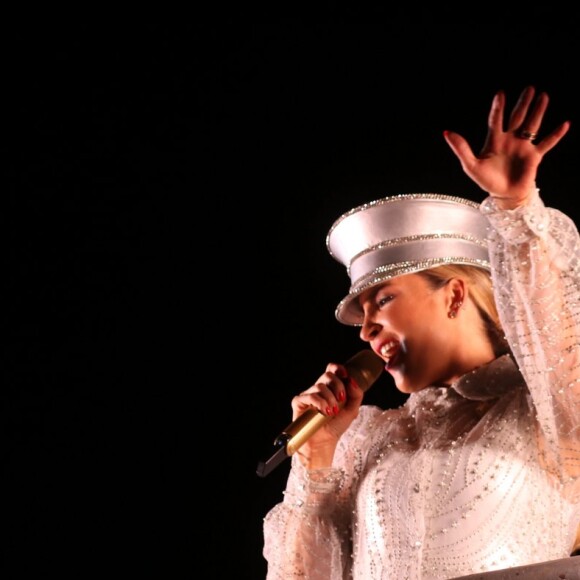 Claudia Leitte usa roupa transparente em show de pré-réveillon neste domingo, dia 29 de dezembro de 2019