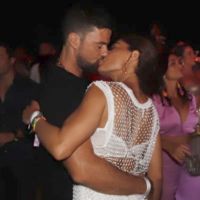Juliana Paes dança no meio do público e beija marido em pré-réveillon no Ceará