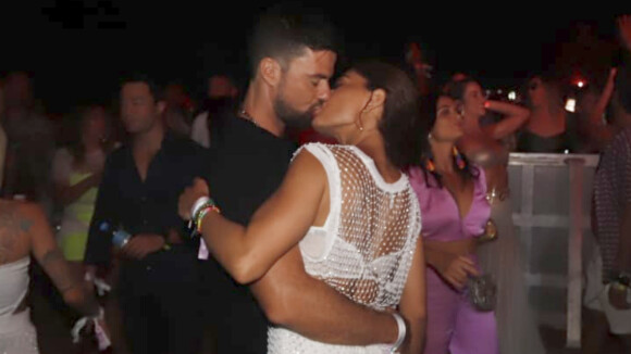 Juliana Paes dança no meio do público e beija marido em pré-réveillon no Ceará