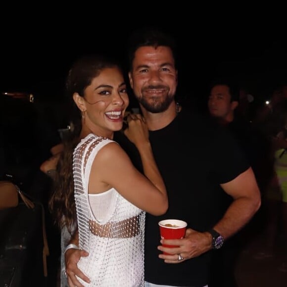 Juliana Paes dança no meio do público na prévia do Réveillon Jonh & Jonh Rocks Jeri na cidade de Jericoacoara no Ceará