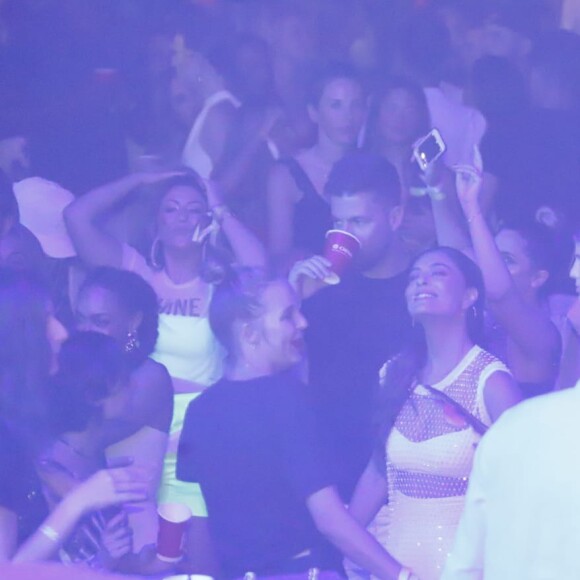 Juliana Paes dança no meio do público na prévia do Réveillon Jonh & Jonh Rocks Jeri na cidade de Jericoacoara no Ceará