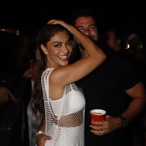 Juliana Paes dança no meio do público na prévia do Réveillon Jonh & Jonh Rocks Jeri na cidade de Jericoacoara no Ceará