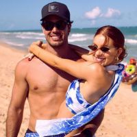 Marina Ruy Barbosa curte praia com Xande Negrão na Bahia e web brinca: 'Pegada'