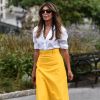 Camisa social branca e saia midi é combinação certeira para look leve e elegante no verão - cores vibrantes, como o amarelo agregam ainda mais informação de moda