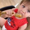 Andressa Suita tirou foto do filho mais novo, Samuel, comendo uma coxa de frango caipira