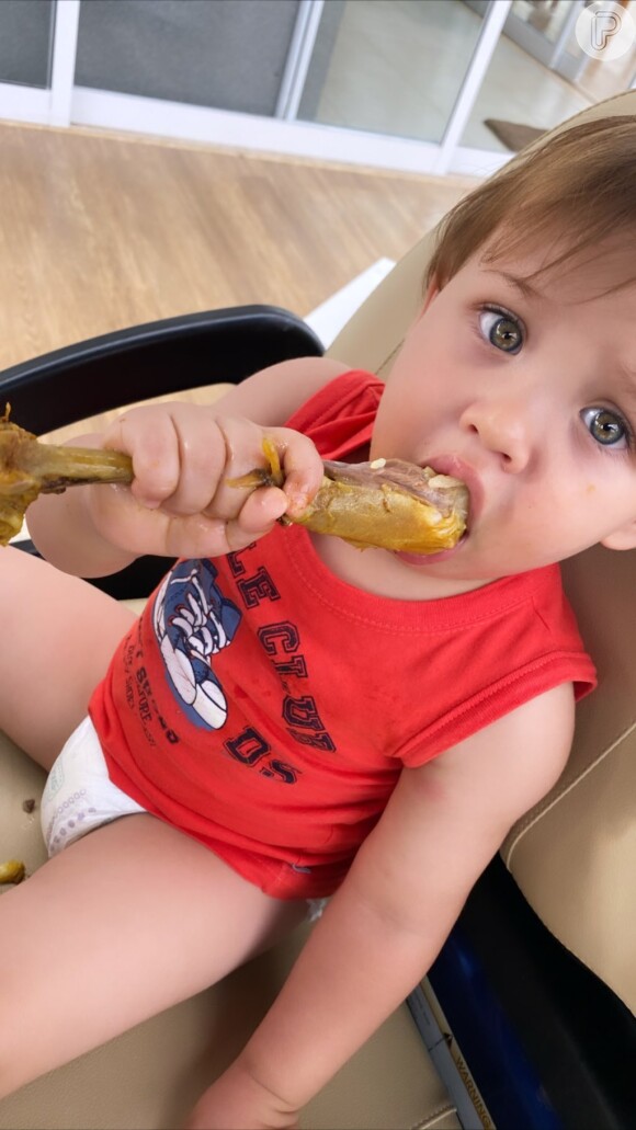 Andressa Suita tirou foto do filho mais novo, Samuel, comendo uma coxa de frango caipira