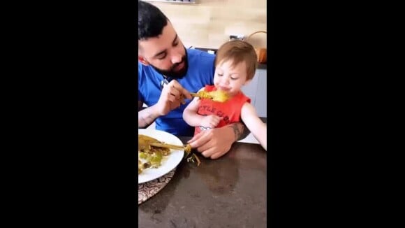 Andressa Suita filma o filho Samuel comendo prato de frango caipira com o pai, Gusttavo Lima