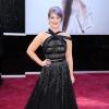 A cantora Kelly Osbourne, comentarista de moda do canel TNT, escolheu um vestido Tony Ward Couture para ir a premiação