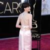 O vestido escolhido por Anne Hathaway não tinha brilhos e para dar o toque final nas costas nuas a atraiz usou um colar para trás
