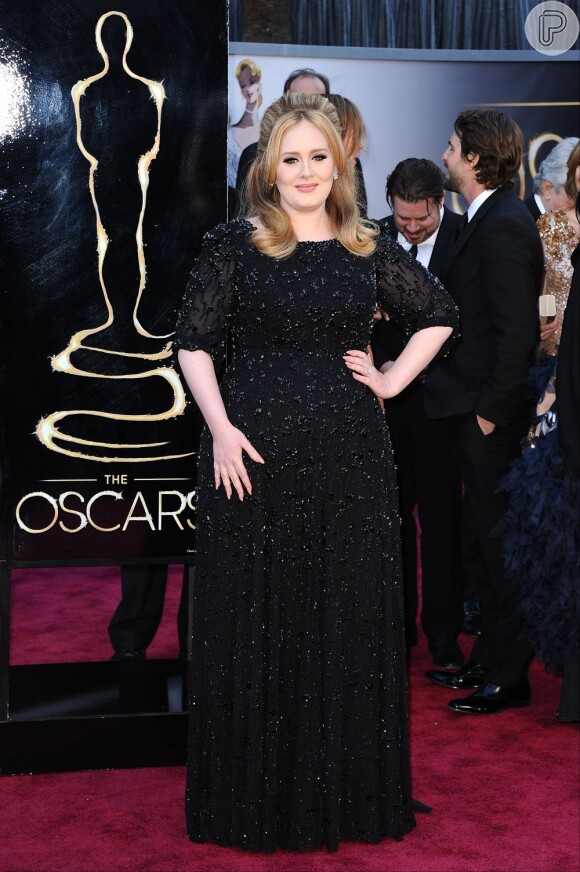 Para receber a estatueta dourada, Adele escolheu um Jenny Packham todo bordado