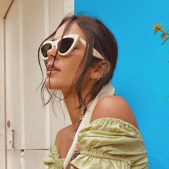 O óculos gatinho de armação branca de Bruna Marquezine ajudou a compor um look retrô com o vestido de mangas bufantes