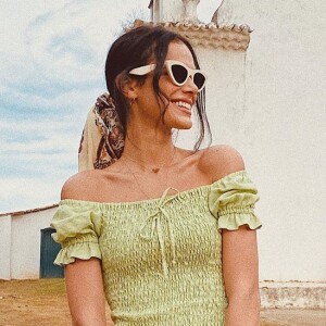 Bruna Marquezine escolheu o óculos de sol retrô com armação branca para um passeio em Trancoso, na Bahia