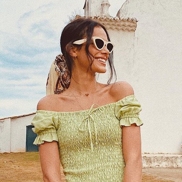 Bruna Marquezine escolheu o óculos de sol retrô com armação branca para um passeio em Trancoso, na Bahia