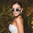 Mariana Rios combinou o óculos de sol estilo gatinho com o top branco