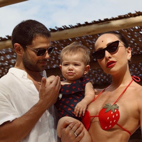 Sabrina Sato aposta no óculos retrô estilo gatinho todo preto para deixar o look de praia ainda mais glam