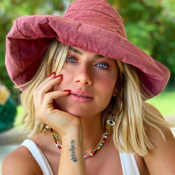 Giovanna Ewbank aposta no chapéu de pescador em tom de rosa para dar uma pitada de cor no look de verão