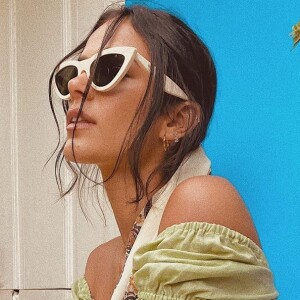 Bruna Marquezine apareceu com óculos retrô e mangas bufantes em viagem em Trancoso, na Bahia. Inspire-se na tendência!