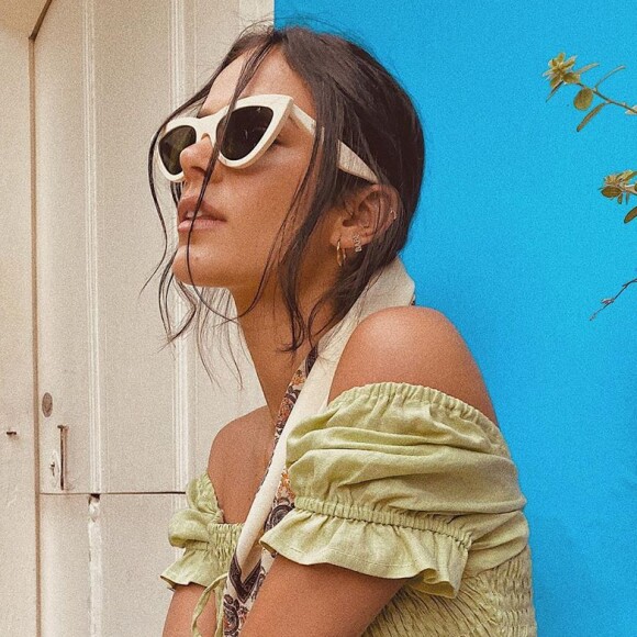 Bruna Marquezine combinou óculos gatinho com pegada retrô com vestido de mangas bufantes, outra trend dos anos 80