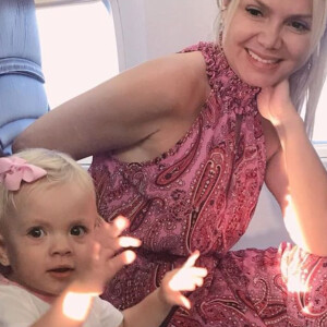 Filha de Eliana, Manuela, de 2 anos, roubou a cena durante passeio de barco com a mãe e o irmão, Arthur, de 8 anos, em Paris, na França