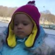 Filha de Eliana esbanjou fofura toda protegida do frio durante passeio pelo rio Sena, na França